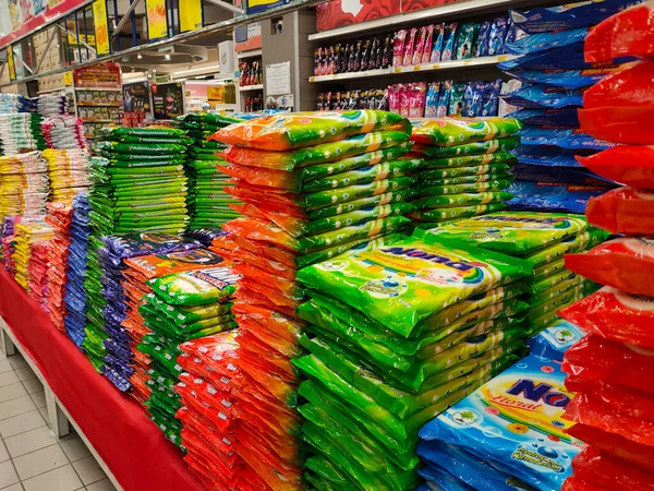 クアラルンプール マレーシア 2020年3月30日 巨大なスーパーマーケット内のラックに表示される商業包装の洗剤に焦点を当てました ブランド別 価格別 — ストック写真
