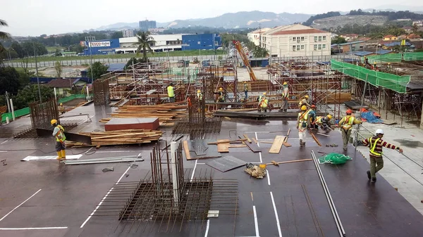 Penang Malaysia June 2021 建筑工地的建筑工程正在进行中 建筑工人正在安装由金属或木材制成的模板 安全特征是最重要的 — 图库照片