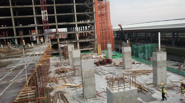 マレーシア ペナン 2021年6月18日建設現場で構造物工事が進行中 建設労働者は金属や木材で作られた型枠を設置している 安全機能が最優先 — ストック写真