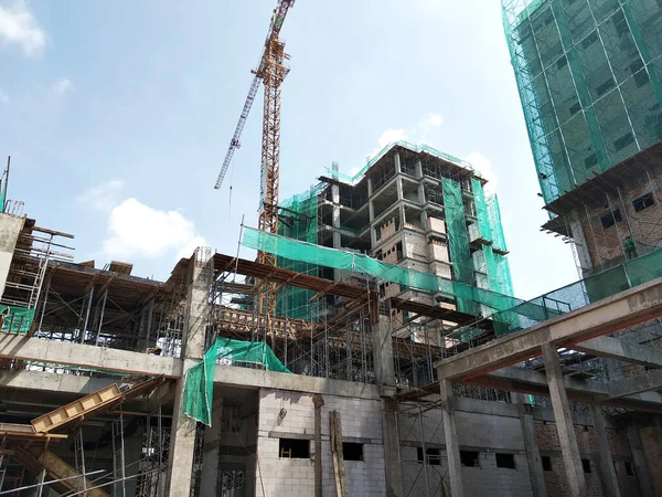マレーシア ペナン 2021年6月18日建設現場で構造物工事が進行中 建設労働者は金属や木材で作られた型枠を設置している 安全機能が最優先 — ストック写真