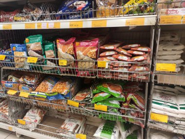 Ticari ambalajda satılan çeşitli markaların buğday unlarına odaklanmış. Naylon poşetlere doldurulmuş ve müşterilerin rahatlığı için fiyat etiketi ile sergileniyor..