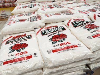 Ticari ambalajda satılan çeşitli markaların buğday unlarına odaklanmış. Naylon poşetlere doldurulmuş ve müşterilerin rahatlığı için fiyat etiketi ile sergileniyor..