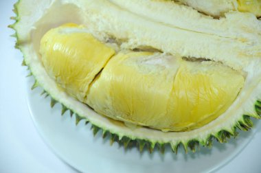 MALACCA, MALAYSIA - 30 Temmuz 2016: Masada durian meyvesi yığını ve satışa hazır. 