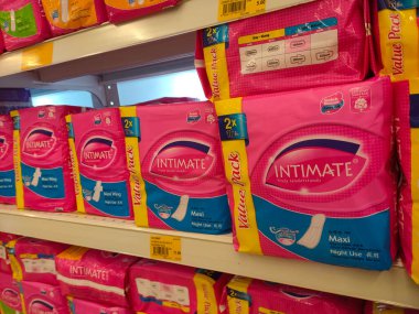 KUALA LUMPUR, MALAYSIA -5 Temmuz 2021: Süpermarketteki sergi masasında satılığa çıkarılan kadın hijyenik peçetesinin veya hijyenik peçetenin seçici odağı. Hijyenik havlu olarak da bilinir..