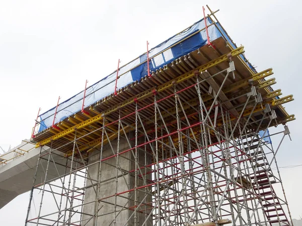 ペナン マレーシア 2021年7月2日 メガインフラの建設中 建設労働者は厳しい安全規制を実施しています 建築物を支えるために仮舞台が設置されている — ストック写真