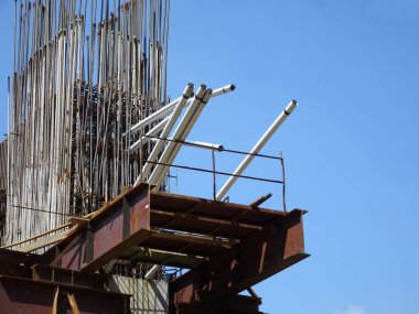 PENANG, MALAYSIA - 2 Temmuz 2021: mega altyapı yapısı yapım aşamasında. İnşaat işçileri sıkı güvenlik yönetmelikleriyle iş yapıyorlar. Yapılandırılan yapıyı desteklemek için geçici olarak kurulur.