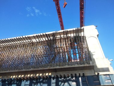 PENANG, MALAYSIA - 2 Temmuz 2021: mega altyapı yapısı yapım aşamasında. İnşaat işçileri sıkı güvenlik yönetmelikleriyle iş yapıyorlar. Yapılandırılan yapıyı desteklemek için geçici olarak kurulur.