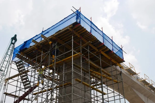 Penang Malaysia July 2021 巨型基础设施正在建设中 建筑工人在严格的安全规定下工作 安装了临时阶段 以支持已建造的结构 — 图库照片