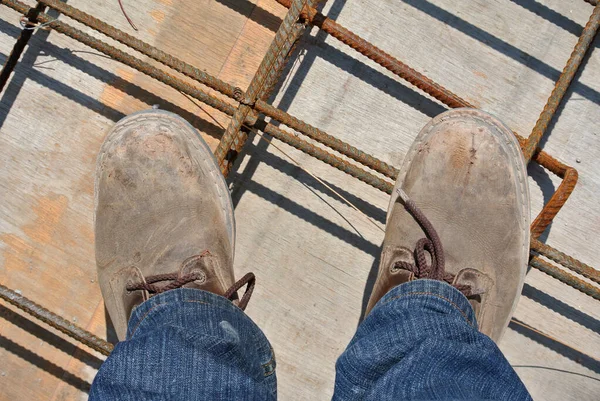 ペナン マレーシア 2020年8月23日 鉄筋強化バーの上に立っている鋼のつま先の安全靴を身に着けている建設労働者 これらの靴は建設現場の足の怪我から保護します — ストック写真