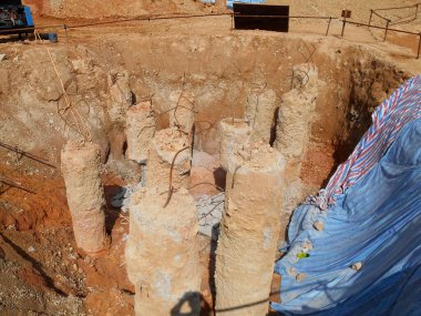 PENANG, MALAYSIA - SEPTEMBER 2, 2021: Yapı inşaatı tamamlandıktan sonra kazık kesme işlemi. Kapsül yığını yapılmadan önce bu işin halledilmesi gerekiyor..