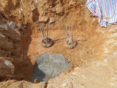 PENANG, MALAYSIA - SEPTEMBER 2, 2021: Yapı inşaatı tamamlandıktan sonra kazık kesme işlemi. Kapsül yığını yapılmadan önce bu işin halledilmesi gerekiyor..