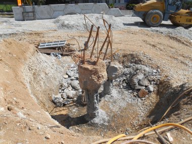 PENANG, MALAYSIA - SEPTEMBER 2, 2021: Yapı inşaatı tamamlandıktan sonra kazık kesme işlemi. Kapsül yığını yapılmadan önce bu işin halledilmesi gerekiyor..