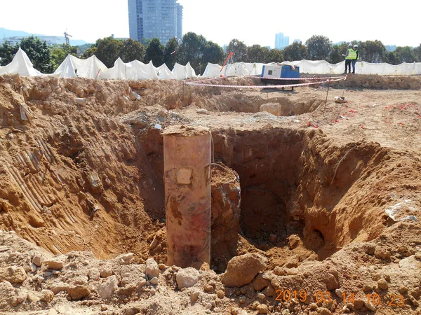 PENANG, MALAYSIA - SEPTEMBER 2, 2021: Yapı inşaatı tamamlandıktan sonra kazık kesme işlemi. Kapsül yığını yapılmadan önce bu işin halledilmesi gerekiyor..
