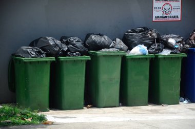 MELAKA, MALAYSIA -21 AĞUSTOS 2016: Siyah plastik poşetteki çöp kutusu ve aşırı yükleme çöpü. 