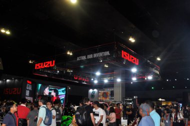 KUALA LUMPUR, MALAYSIA 3 Mart 2020: Isuzu araç markası ve amblemi. Isuzu, Japonya 'daki en ünlü araç üreticilerinden biridir..   