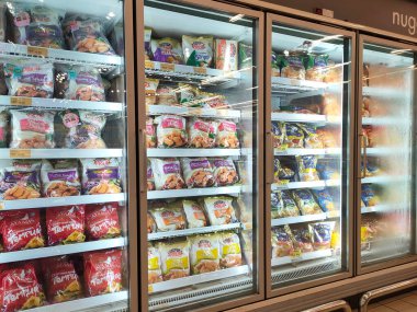 KUALA LUMPUR, MALAYSIA - 9 Mart 2020: Donmuş yiyecekler süpermarketteki büyük soğutucunun içindeki rafta sergileniyor. Müşterinin işini kolaylaştırmak için marka tarafından gösterildi ve düzenlendi.. 