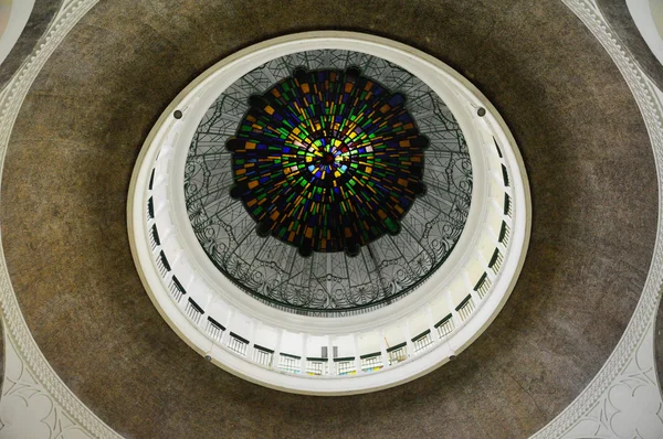 Decorativo dentro de la cúpula principal de la mezquita Sulaiman Sulaiman en Klang —  Fotos de Stock