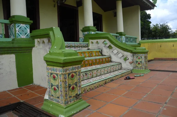Trap van Kampung Ayer Barok moskee in Malakka — Stockfoto