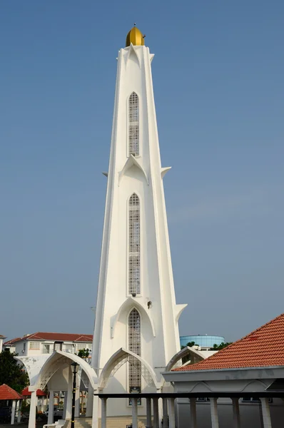 Minaret van de straat van Malakka moskee (Masjid Selat Melaka) in Malakka — Stockfoto