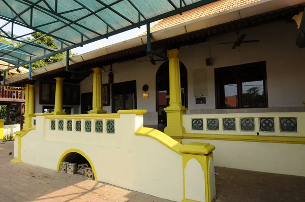 Entrada lateral da Mesquita Kampung Duyong t.k.a Masjid Laksamana Melaka em Malaca — Fotografia de Stock