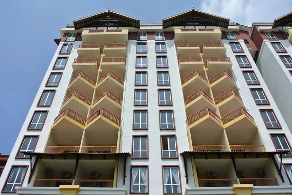 Byggnadens fasad design med mönster och färger — Stockfoto