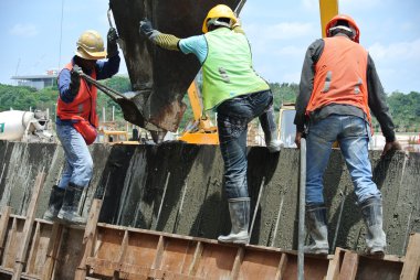 Grup beton duvar döküm inşaat işçileri