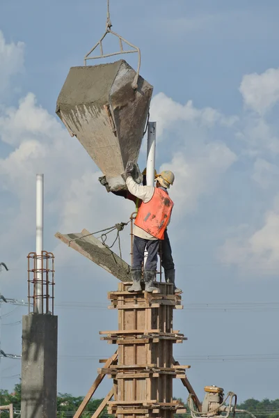 Construction workers casting column — Stock Photo, Image