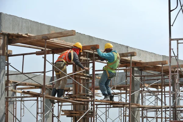 梁型枠を解体する建設労働者 ロイヤリティフリーのストック画像