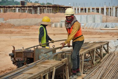 Avlu bükme çelik çalışma inşaat işçileri