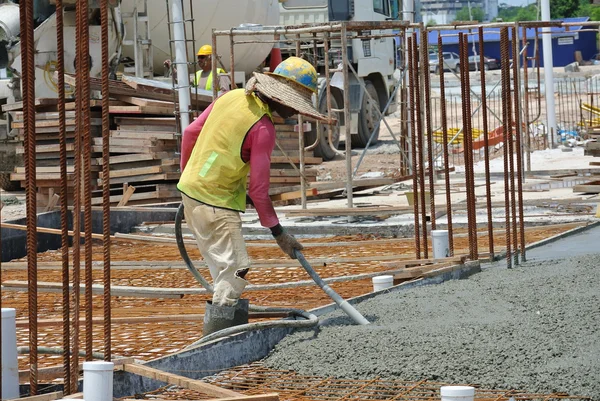 Construction Workers Using Concrete Vibrator — Stock Photo, Image