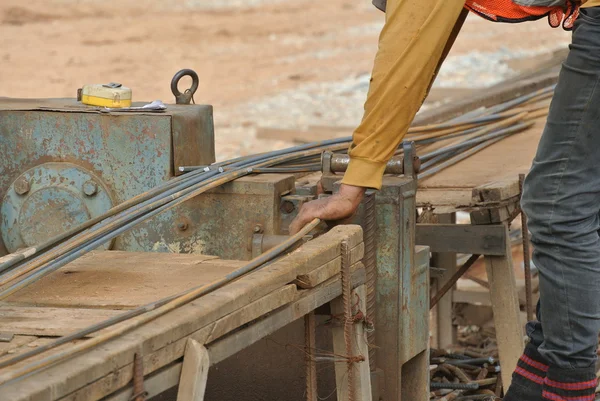 Byggnadsarbetare arbetar på Steel bar bockning gård — Stockfoto