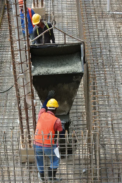 Gruppe von Bauarbeitern gießt Bodenplatte — Stockfoto