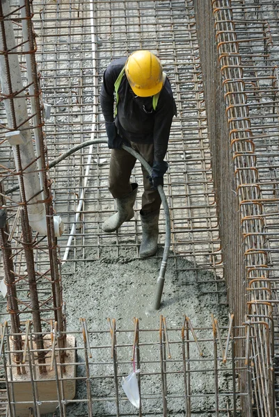 Εργάτες οικοδομών, χρησιμοποιώντας συγκεκριμένο δονητής — Φωτογραφία Αρχείου