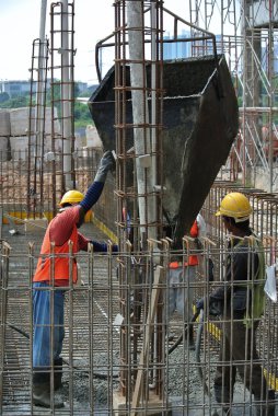 Grup inşaat işçileri zemin katın döşeme plağını döküm