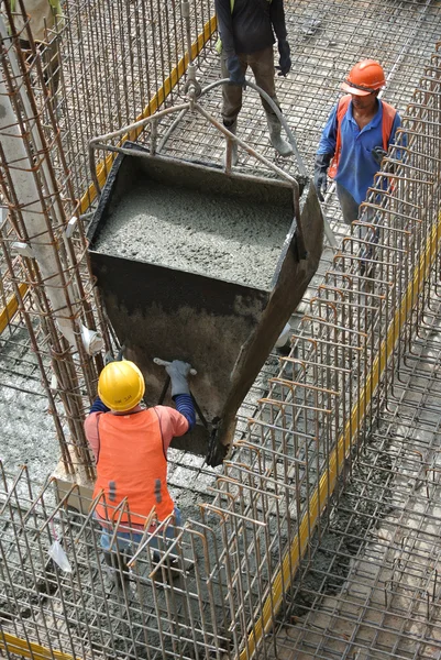 Grup inşaat işçileri zemin katın döşeme plağını döküm — Stok fotoğraf