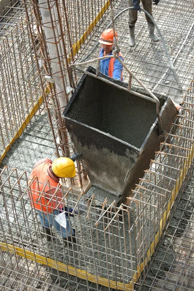 Grup inşaat işçileri zemin katın döşeme plağını döküm