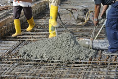 İnşaat İşçileri beton kullanarak döküm hortum beton