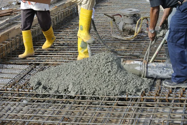 Trabajadores de la construcción de fundición de hormigón utilizando manguera de hormigón — Foto de Stock