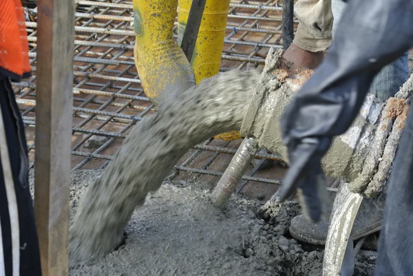 Trabajadores de la construcción de fundición de hormigón utilizando manguera de hormigón — Foto de Stock