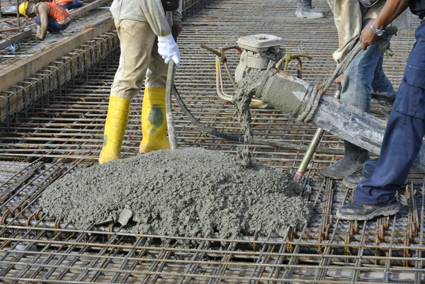 İnşaat İşçileri beton kullanarak döküm hortum beton