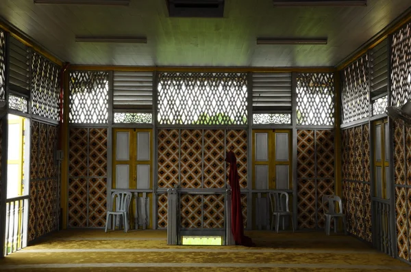 Interiér Masjid Ihsaniah Iskandariah ve městě Kuala Kangsar — Stock fotografie