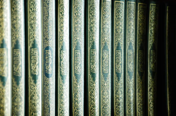 Alcorão - livro sagrado dos muçulmanos, no rack do livro da mesquita — Fotografia de Stock