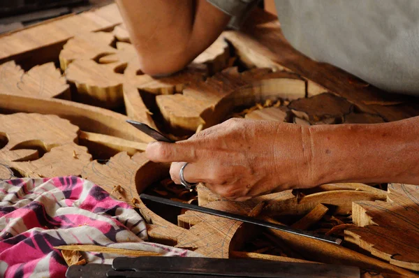 Vasıflı usta Ahşap oyma geleneksel yöntemle yapıyor