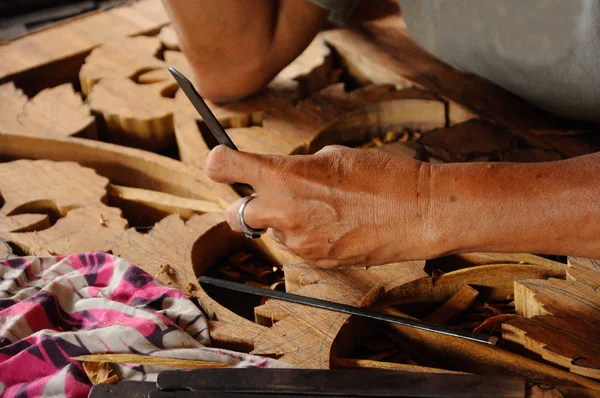 Artesãos qualificados fazendo escultura em madeira usando o método tradicional — Fotografia de Stock