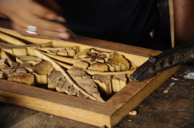 Vasıflı usta Ahşap oyma geleneksel yöntemle yapıyor