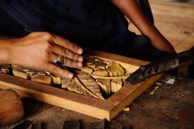 Vasıflı usta Ahşap oyma geleneksel yöntemle yapıyor
