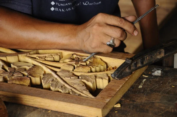 Geschoolde vakman doen houtsnijwerk met behulp van traditionele methode — Stockfoto