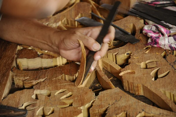 Vasıflı usta Ahşap oyma geleneksel yöntemle yapıyor