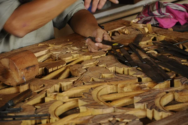 Vasıflı usta Ahşap oyma geleneksel yöntemle yapıyor