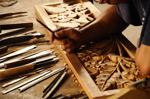 Abile artigiano che fa scultura in legno con metodo tradizionale — Foto Stock